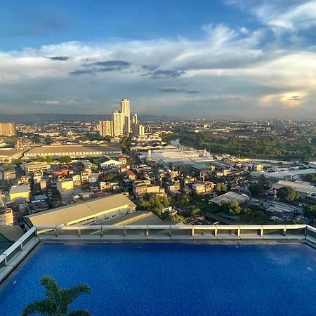 Classy 2Br Suite At Eastwood City With Pool And City Skyline View Manila Kültér fotó
