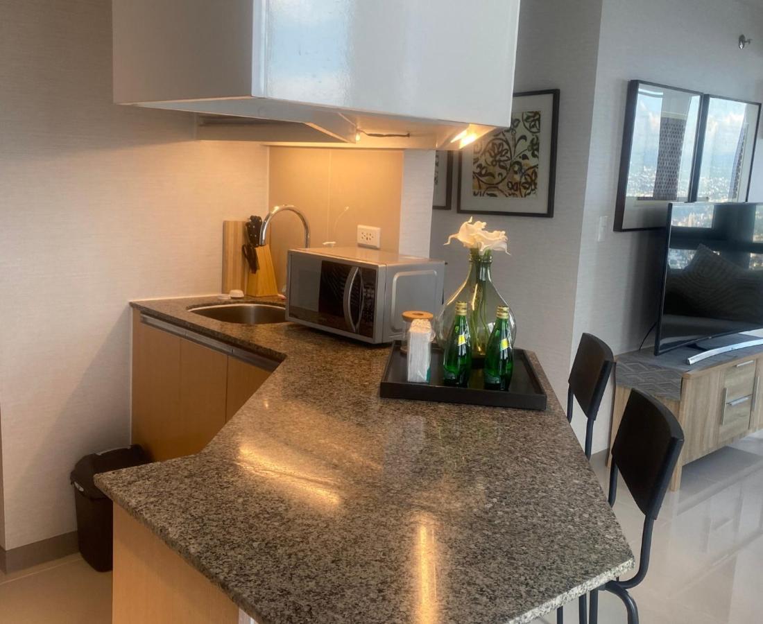 Classy 2Br Suite At Eastwood City With Pool And City Skyline View Manila Kültér fotó
