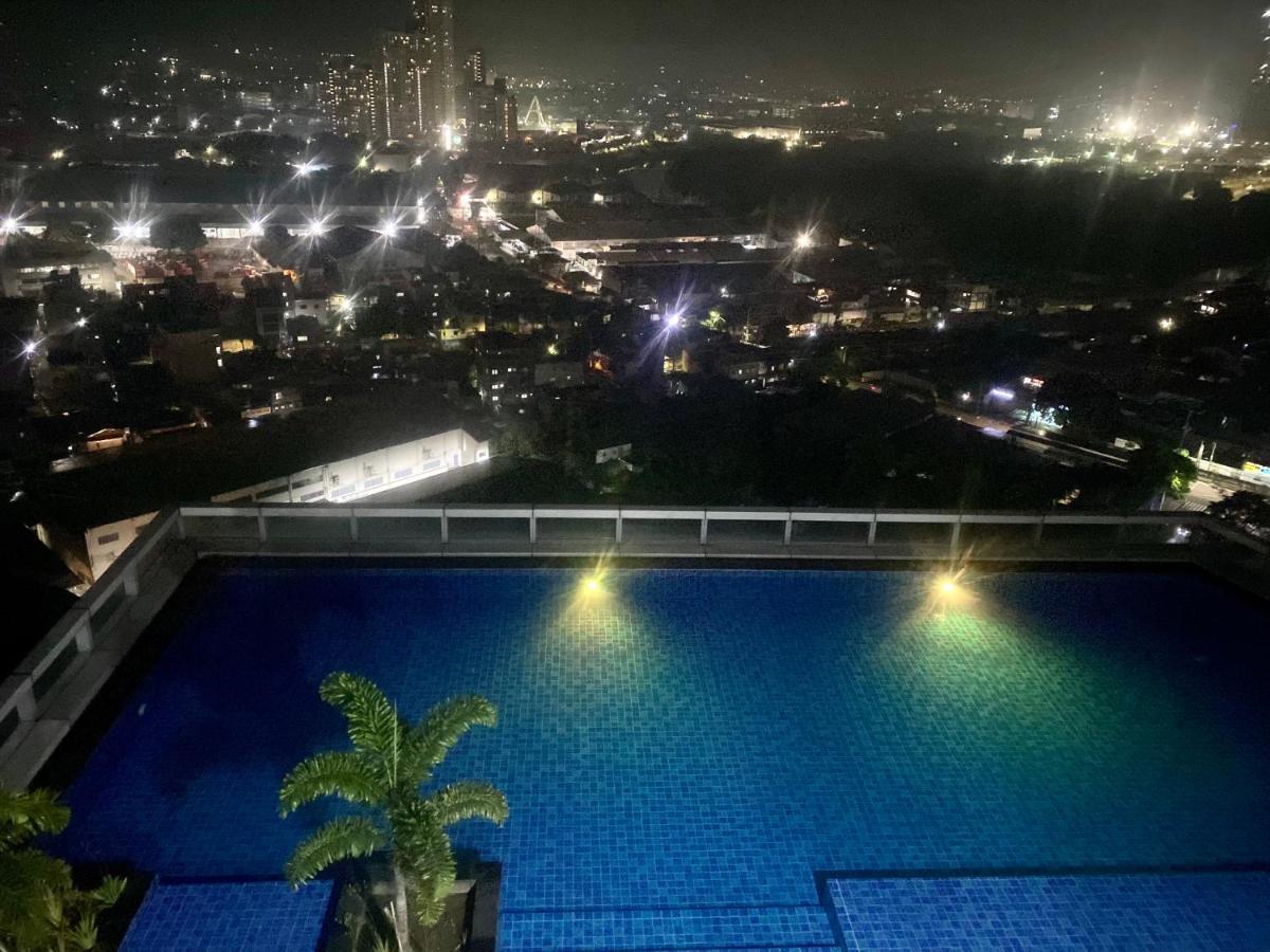 Classy 2Br Suite At Eastwood City With Pool And City Skyline View Manila Kültér fotó